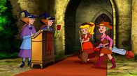 Bibi Blocksberg – Bibi und Schubia besuchen heimlich ein internationales Hexentreffen auf Burg Hexenstein. Damit sie keiner entdeckt, verkleiden sie sich und halten sich verborgen.