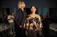 Entdecke die Mandy in dir – Mit einer gemeinsamen Modekollektion soll Mandy unter ihrem Künstlernamen Mia der Durchbruch und Agnes van Beuyten (Nadja Auermann, r.) das Comeback gelingen - doch von gemeinsam kann nicht die Rede sein!