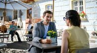 Sturm der Liebe – Shirin (Merve Çakır, r.) ist froh, dass Paul (Sandro Kirtzel, l.) ihre Gefühlslage gut nachvollziehen kann – im Gegensatz zu Gerry.