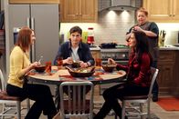 Two and a Half Men – Berta (Conchata Ferrell, hinten) beobachtet gespannt, wie das Essen zwischen Zoey (Sophie Winkleman, r.), Walden (Ashton Kutcher, M.) und Bridget (Judy Greer, l.) verläuft ...