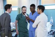 Atlanta Medical – Atlanta Medical Staffel 2 Folge 22 Gespräch unter Ärzten: Tasso Feldman als Irving Feldman, Renée Wilson als Mina Okafor, Manish Dayal als Devon Pravesh. Copyright: SRF/Twentieth Century Fox Film Corporation