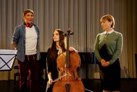 Löwenzahn – Fritz Fuchs (Guido Hammesfahr) findet, dass die blinde Selina (Emilie Neumeister) ihr Vorspiel an der Musikhochschule großartig gemeistert hat. Madame Dupré (Gitta Schweighöfer) sieht das ganz anders. Aber irgendetwas hat die äußerst strenge Lehrerein zu verbergen.