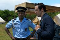 Death in Paradise – Auch wenn die Hinweise am Tatort die Ermittler auf eine erste Spur bringen, bleiben für Sergeant Hooper (Tobi Bakare, l.) und DI Parker (Ralf Little, r.) noch viele Fragen ungeklärt.