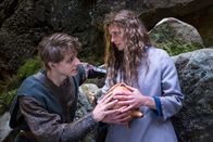 Der süße Brei – Jolanthe (Svenja Jung) und Veit von Hammerlitz (Merlin Rose) stehen auf einer Waldlichtung dicht bei einander, umfassen den magischen Topf und blicken sich tief in die Augen.