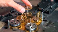 Handwerkskunst! – Bis zu 20 verschiedene Rädchen müssen perfekt ineinander greifen, damit die Uhr funktioniert.