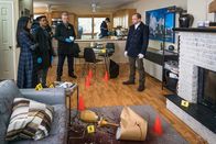 Elementary – L-R: Dr. Joan Watson (Lucy Liu), Detective Marcus Bell(Jon Michael Hill), Captain Thomas Gregson ( Aidan Quinn) und Sherlock Holmes (Jonny Lee Miller)