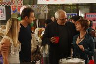 Community – Während Troy einsehen muss, dass Abed ein besserer Athlet ist, haben Sabrina (Sara Erikson, l.), Jeff (Joel McHale, 2.v.l.), Pierce (Chevy Chase, 2.v.r.) und Doreen (Sharon Lawrence, r.) ein Doppeldate ...