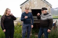 Gordon Ramsay: Kulinarische Abenteuer – Iceland - Birna (L) and Finboggi (R) introduce Gordon Ramsay (center) to fermented shark and brenevin or "burning wine" in Iceland. (Credit: National Geographic/Justin Mandel)