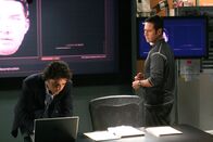 Numb3rs - Die Logik des Verbrechens – Der Mord an der Dolmetscherin Kim bereitet Don (Rob Morrow, r.) und Charlie (David Krumholtz, l.) Kopfzerbrechen ...