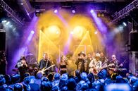 Berlin Live – Auf der Bühne mit 13 Musikern und Background-Chor schließt Boy George mit seinen neuen Arrangements nahtlos an die guten alten Tage in den 80ern an.