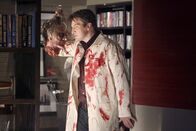Castle – Mit makaberen Witzen kennt sich der Krimibuchautor Richard Castle (Nathan Fillion) bestens aus.