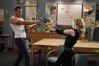 Community – Um einen Platz im Geschichtskurs zu ergattern, geben Jeff (Joel McHale, l.) und Britta (Gillian Jacobs, r.) alles ...