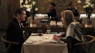 Suits – Wird Harvey (Gabriel Macht) seine emotionalen Probleme lösen können? Er stellt sich seiner Vergangenheit und sucht das Gespräch mit seiner Mutter (Brynn Thayer).