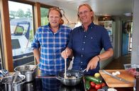 Lecker an Bord – Björn Freitag (l) und Frank Buchholz.