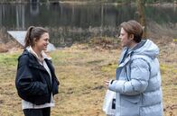 Sturm der Liebe – Theo (Lukas Leibe, r,) hofft vor Maxi (Katharina Scheuba, l.), dass sich Lale nicht wieder von Stella einwickeln lässt.