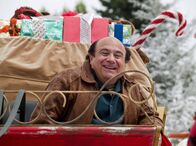Blendende Weihnachten – Voll im Weihnachtsfieber: Buddy Hall (Danny DeVito).