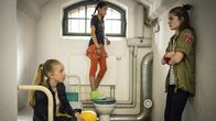 Die Pfefferkörner – Kiara (Johanna Götting, links), Lisha (Emma Roth) und Mia (Marleen Quentin, rechts) gucken sich am Projekttag ein Gefängnis von innen an.