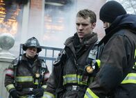 Chicago Fire – Schauen sich das Ausmass der Zerstörung an:Christian Stolte als Mouch, Jesse Spencer als Matthew Casey, Lauren German als Leslie Shay (Copyright SRF/NBC Universal)