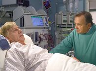 In aller Freundschaft – MDR Fernsehen IN ALLER FREUNDSCHAFT FOLGE 211, "Blick nach vorn" Uhr. Prof. Dr. Simoni (Dieter Bellmann) teilt seinem Freund Dr. Karl Elsner (Siegfried Rauch), der nach einem schweren Autounfall in die Sachsenklinik eingeliefert wurde mit, dass seine Niere nicht gerettet werden konnte. Wird er bis an sein Lebensende eine Dialyse benötigen?
