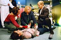 Mit Herz und Handschellen – Während der Dreharbeiten zu der beliebten Serie "Alpenklinik" stirbt Lisa (Nicole Uekermann, liegend), als sie ein Elektroschockgerät berührt. Nina (Elena Uhlig, l.), Dr. Reiter (Sarah Camp, M.) und Leo (Henning Baum, r.) untersuchen den Tatort - und tippen auf Mord ...