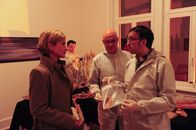 SOKO Stuttgart – Martina Seiffert (Astrid M. Fünderich, l.), Jan Arnaud (Mike Zaka Sommerfeldt, r.) und Spurensicherer (Komparse).