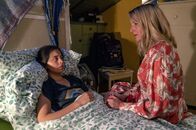 Praxis mit Meerblick – Hausbesuch: Nora Kaminski (Tanja Wedhorn, re.) betreut Emilia (Lene Oderich).