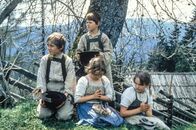 Waldheimat – Mit demonstrativer Frömmigkeit erhoffen die Waldbauernkinder den Pilgern kleine Gaben zu entlocken. Harald Gauster (Peter), Ronnald Ruhdorfer (Jakobele), Birgit Schrabacher (Plonele), Edith Rode (Mirzele).