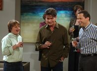 Two and a Half Men – Charlie (Charlie Sheen, M.), Alan (Jon Cryer, r.) und Jake (Angus T. Jones, l.) amüsieren sich auf der Verlobungsfeier von Teddy und Evelyn ...