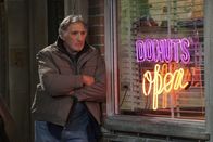 Superior Donuts – Die ganzen Veränderungen und der Erfolg von Francos neu kreierten Donuts nagen an Arthurs (Judd Hirsch) Ego und stellt die Geschäftsbeziehung zwischen ihm und Franco erneut vor eine große Herausforderung ...