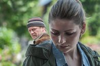 Der Bergdoktor – Tobias Berger (Andreas Guenther, l.) trifft auf dem Friedhof Lena Strickler (Sarah Zaharanski, r.). Sie kennt ihn nicht - noch nicht.