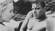 Verdammt in alle Ewigkeit – Der harte Sergeant Milton Warden (Burt Lancaster) hat einen Schwachpunkt: Er hat eine Affäre mit Karen Holmes (Deborah Kerr), der Frau seines Vorgesetzten.