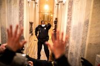 Sturm auf das Kapitol - Der Angriff auf die US-Demokratie – Eugene Goodman, US-Kapitol-Polizei, hält eine Gruppe von Demonstranten im Kapitol zurück.