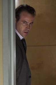 Columbus Circle – Charles Stanford (Jason Lee) zieht mit Freundin Lilian in die freigewordene Wohnung.