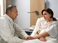In aller Freundschaft – MDR Fernsehen IN ALLER FREUNDSCHAFT FOLGE 308, "Falsches Spiel" Uhr im Ersten Simonis (Dieter Bellmann) Tochter Rebecca (Alma Leiberg) ist auf der Tanzfläche eines Clubs zusammengebrochen. In der Sachsenklinik wird eine gefährliche Überzuckerung diagnostiziert.