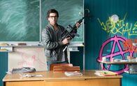 Fack Ju Göhte – Bankräuber und Aushilfslehrer Zeki Müller (Elyas M'Barek) bringt den Kids der 10b ganz schnell bei, dass man sich niemals mit dem Falschen anlegen sollte ...