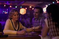 Hysteria! – Linda (Julie Bowen, l.) und Gene (Nolan North, M.) genießen einen ruhigen Abend zusammen mit Cassie (Jessica Luza, r.) in der Bar, als ein Anruf der Polizei sie aus der Gelassenheit reißt.