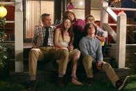 The Middle – (v.l.n.r.) Mike (Neil Flynn); Sue (Eden Sher); Frankie (Patricia Heaton); Axl (Charlie McDermott); Brick (Atticus Shaffer)