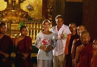 Das Traumhotel – SWR Fernsehen DAS TRAUMHOTEL - MYANMAR Uhr. Markus (Christian Kohlund) und Verena (Marion Mitterhammer) wohnen der Zeremonie bei, mit der Verenas Mann in ein buddhistisches Kloster aufgenommen wird.