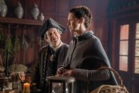 Outlander – Mark Hadfield (Archibald Campbell), Caitriona Balfe (Claire Randall Fraser).