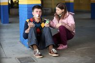 The Middle – Als Sue (Eden Sher, r.) und Brad (Brock Ciarlelli, l.) den Dieb entlarven wollen, der den Kopf von Sues Hühnerkostüm entwendet hat, gerät Brad zwischen die Fronten. Unterdessen ist Axl am Boden zerstört, weil Cassidy seine Gefühle nicht zu erwidern scheint ...