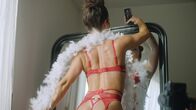 OnlyFans - Die neuen Sexarbeiterinnen – Auch wegen finanzieller Sorgen gehen manche Frauen weiter als ursprünglich geplant. Manon sagt, sie habe im zweiten Monat bereits 7000 Euro Umsatz gemacht.