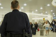 Schmugglern auf der Spur – Polizist Joel Preston beobachtet ankommende Passagiere. (National Geographic/Lucky 8 TV)