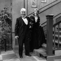 Dinner for One oder Der 90. Geburtstag – Freddie Frinton als Butler James und May Warden als Miss Sophie.