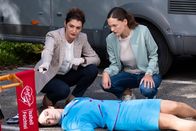 Die Rosenheim-Cops – Von Rechtmedizinerin Dr. Dimos (Anastasia Papadopoulou, l.) erfährt Hauptkommissarin Beck (Michaela Weingartner, r.) Details zu den sichergestellten Spuren.