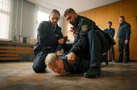 Polizeiruf 110 – Bernd Brinkmann (Torsten Ranft) wird während seines Verhörs festgenommen.