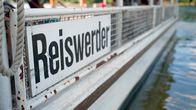 Die schönsten Berliner Inselparadiese – Unterwegs zu den schönsten Berliner Inseln in Dahme, Havel und Spree. Das rbb Fernsehen nimmt die Zuschauerinnen und Zuschauer mit auf eine außergewöhnliche Entdeckungstour mit faszinierenden Luftaufnahmen, vielen Tipps und Begegnungen: von der Schlossinsel Köpenick nach Valentinswerder, von der „Insel der Jugend“ zur Pfaueninsel. - Fähre nach Reiswerder.