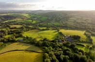 Wildes Großbritannien – Die Landschaft des Dartmoor-Nationalparks ist von weitläufigen Moorgebieten und imposanten Felsformationen aus Vulkangestein und Granit geprägt.