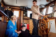 Praxis mit Meerblick – Notfall an Bord: Als der Kapitän (Jochen Nickel, Mitte) umkippt übernehmen Nora (Tanja Wedhorn, li.) und Max (Bernhard Piesk, re.) das Steuer.
