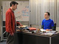 The Big Bang Theory – Sheldon (Jim Parsons, r.) wird dazu gezwungen, mit Barry Kripke (John Ross Bowie, l.) zusammenzuarbeiten und befindet sich dadurch in einer Krise, die mit seinem Selbstbewusstsein zu tun hat ...