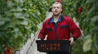 The Fortress – Der Brite Charlie (Russell Tovey) arbeitet auf einer Plantage. Er sorgt sich um seine Frau: Seit dem Drohnenangriff auf das Flüchtlingsboot fehlt jedes Lebenszeichen von ihr.